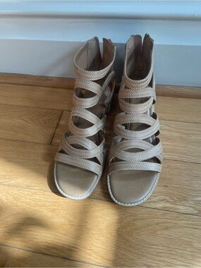 Comfortiva Tan Strappy Gladiator Sandals Sz 9.5